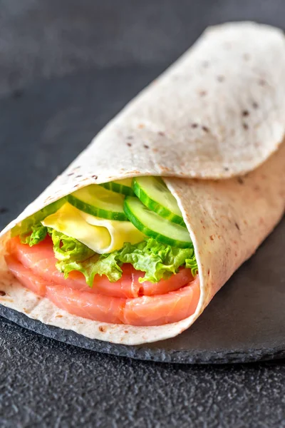 Tortilla wrap met zalm en groenten — Stockfoto
