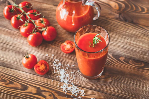 Een glas tomatensap — Stockfoto