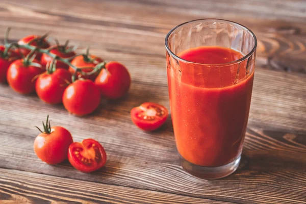 Een glas tomatensap — Stockfoto