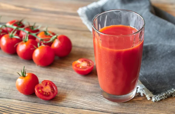 Um copo de suco de tomate — Fotografia de Stock