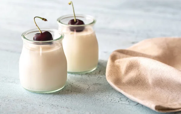 Due barattoli di yogurt greco — Foto Stock