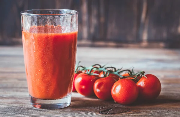 Een glas tomatensap — Stockfoto