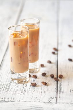 İki İrlandalı krem likör bardak
