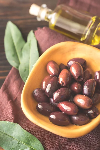 Bowl of kalamata olives — Stock Photo, Image