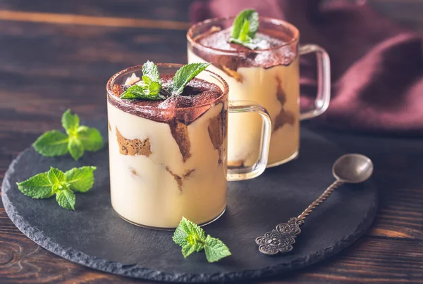 Zwei Glasbecher Tiramisu — Stockfoto