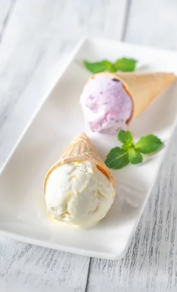 Two ice cream cones — Stock Photo, Image