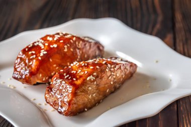 Beyaz tabakta Teriyaki somon