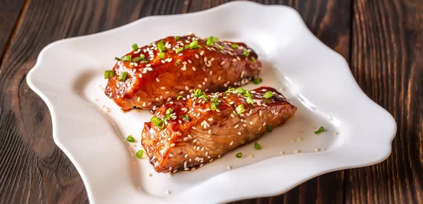 Teriyaki lazac a fehér lemezen — Stock Fotó