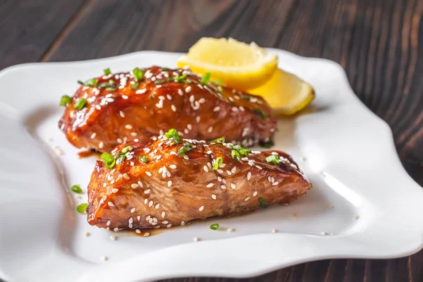 Salmón Teriyaki en la placa blanca —  Fotos de Stock