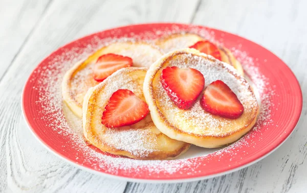 Porzione di frittelle di ricotta con fragole fresche — Foto Stock