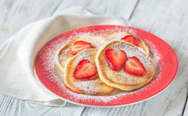 Porzione di frittelle di ricotta con fragole fresche — Foto Stock