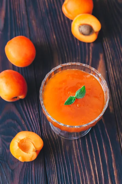 Glazen vaas van abrikoos jam — Stockfoto