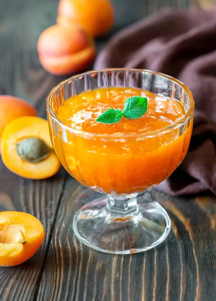 Skleněná váza meruňkové marmelády — Stock fotografie