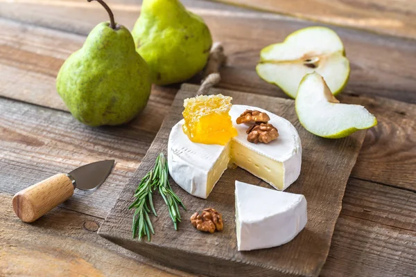 Camembert cheese with pears — Stock Photo, Image