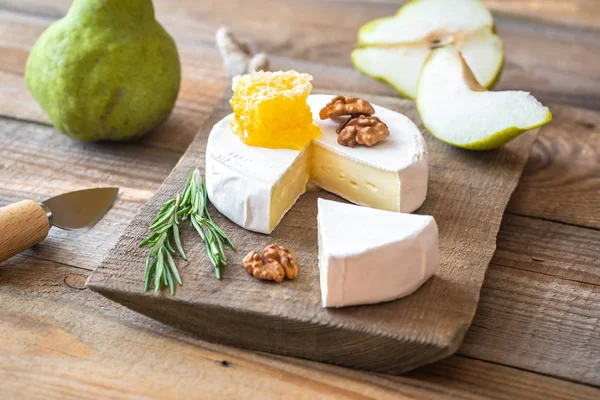 Camembert cheese with pears — Stock Photo, Image
