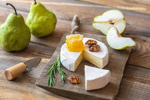 Camembert kaas met peren — Stockfoto