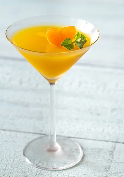 Copo de cocktail com sobremesa de geleia de laranja — Fotografia de Stock