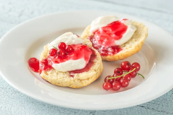 Scones clássicos com creme e geléia de baga — Fotografia de Stock