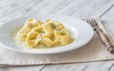 Tortelloni ricotta ile doldurulmuş