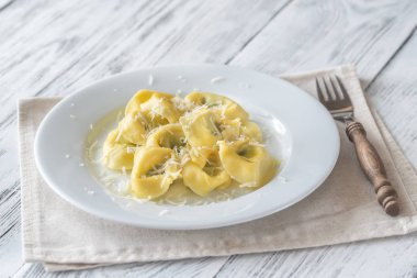 Tortelloni ricotta ile doldurulmuş