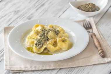 Tortelloni pesto ile ricotta doldurulmuş