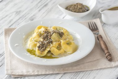 Tortelloni pesto ile ricotta doldurulmuş
