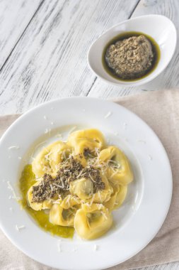 Tortelloni pesto ile ricotta doldurulmuş