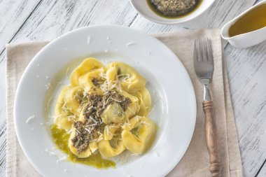 Tortelloni pesto ile ricotta doldurulmuş