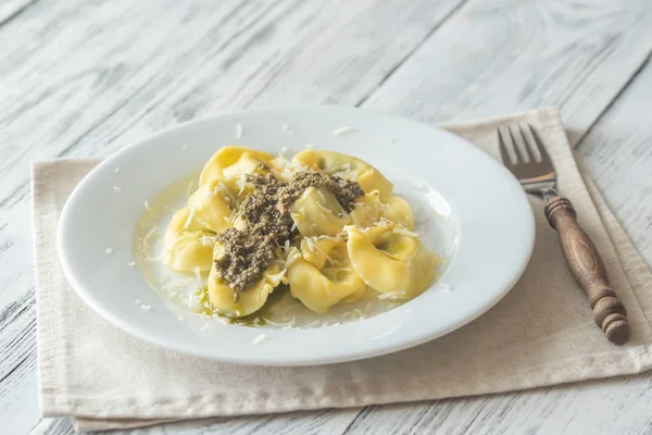 Tortelloni pesto ile ricotta doldurulmuş