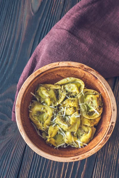 Skål med tortelloni fylld med ricotta — Stockfoto