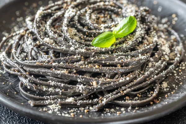 Portion of black Cacio e pepe pasta — Stock Photo, Image