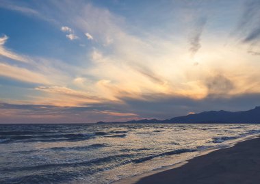 Sahilde gün batımı