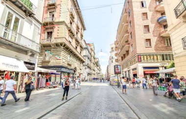 Napoli caddesinde yürüyen insanlar