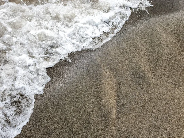 Onda do mar na praia arenosa — Fotografia de Stock