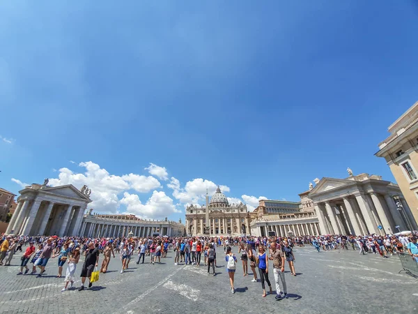 Szent Péter-bazilika és a Szent Péter tér — Stock Fotó