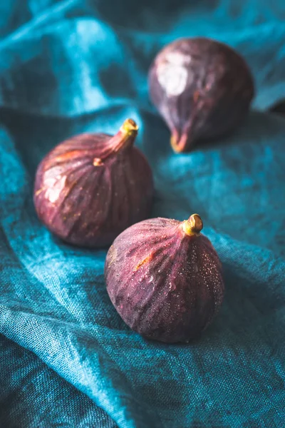 Fresh figs on the napkin — Stock Photo, Image
