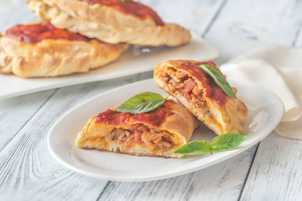 Tabakta ev yapımı calzone — Stok fotoğraf