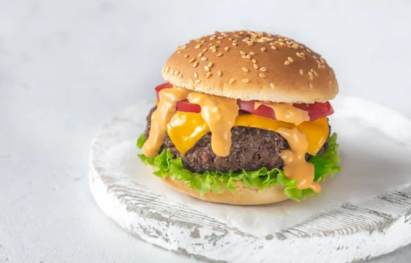 Hamburger auf dem Holzbrett — Stockfoto