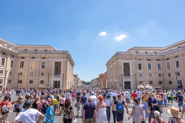 Szent Péter-bazilika és a Szent Péter tér — Stock Fotó