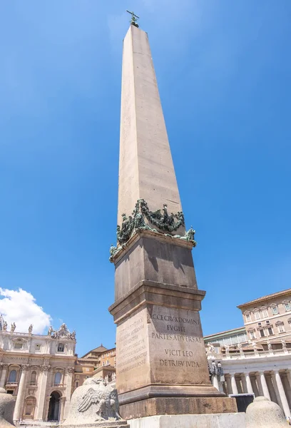 A Vatikáni ősi obeliszk — Stock Fotó