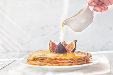 Beyaz plaka üzerinde krep yığını