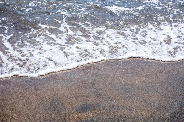 Onda do mar na praia arenosa — Fotografia de Stock