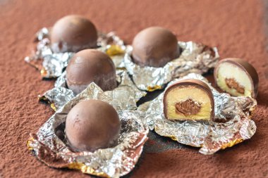 Kakao arka planda çikolatalı trüf