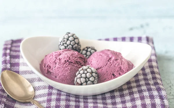 Böğürtlenli dondurma kase