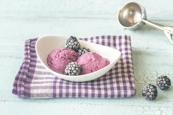 Cuenco de helado de mora — Foto de Stock