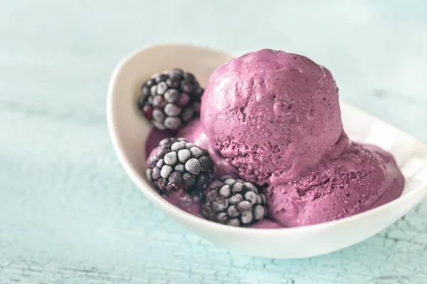 Cuenco de helado de mora —  Fotos de Stock