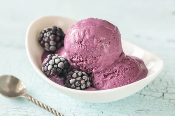 Cuenco de helado de mora —  Fotos de Stock