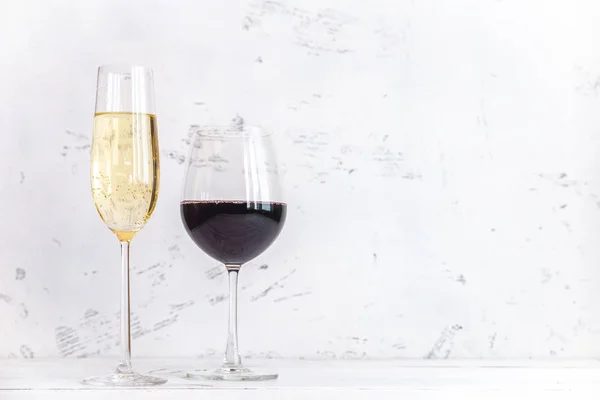 Glas vin och mousserande vin — Stockfoto