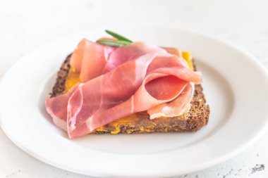 Peynirli ve jambonlu sandviç