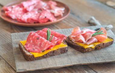 Salchichon anb jamon ile İspanyol sandviç